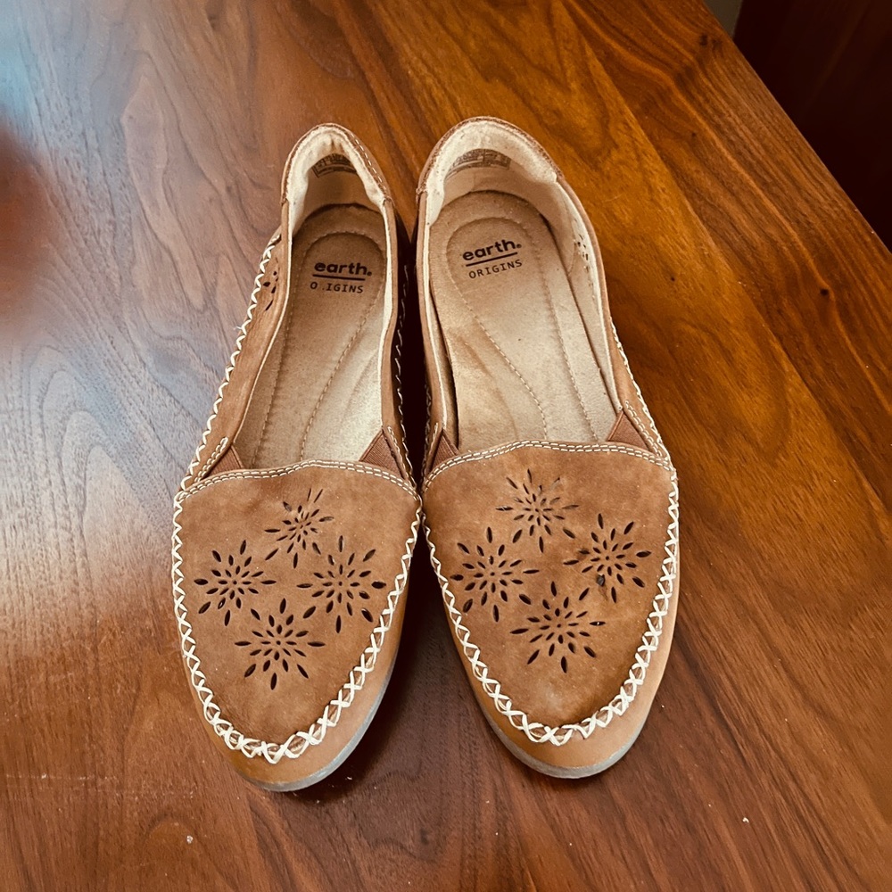 Earth Origins Loralei Perforated leather loafer slip on 9.5